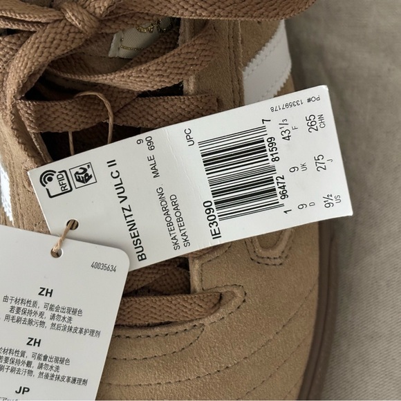 Men’s adidas tennis shoes - Picture 2 of 3